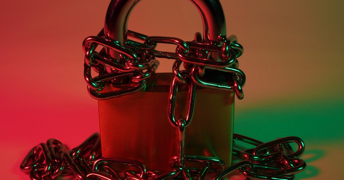 Lockout/Tagout uygulaması: kırmızı asma kilit ve güvenlik etiketi