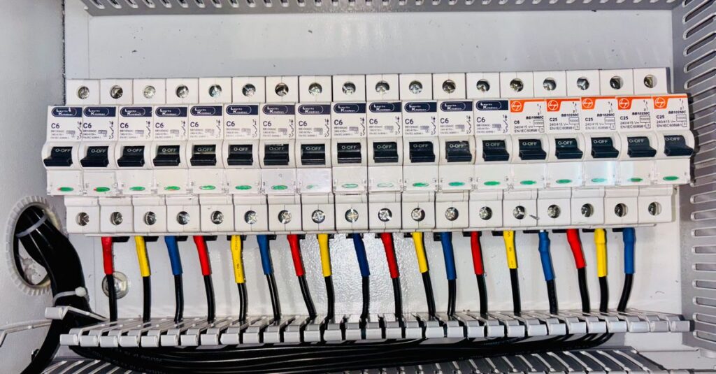 Devre kesici paneli - okullarda elektrik güvenliği ve periyodik kontrol