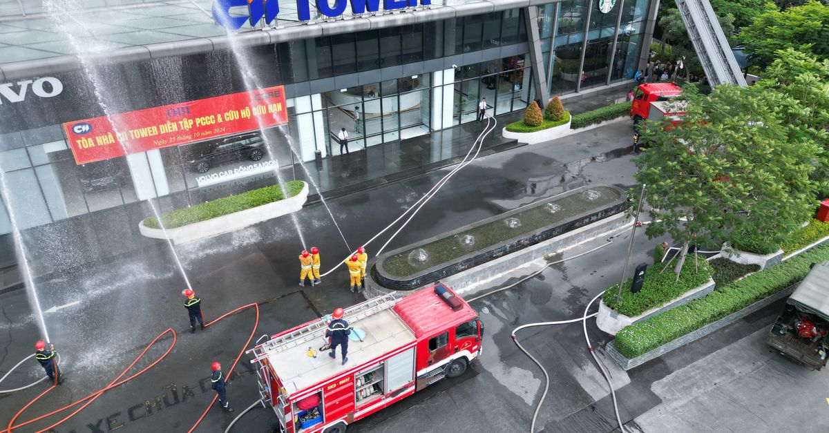 Olay yerine intikal eden itfaiye aracı ve müdahale ekipleri